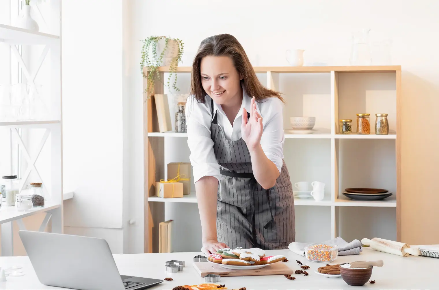 Vrouw enthousiast achter laptop